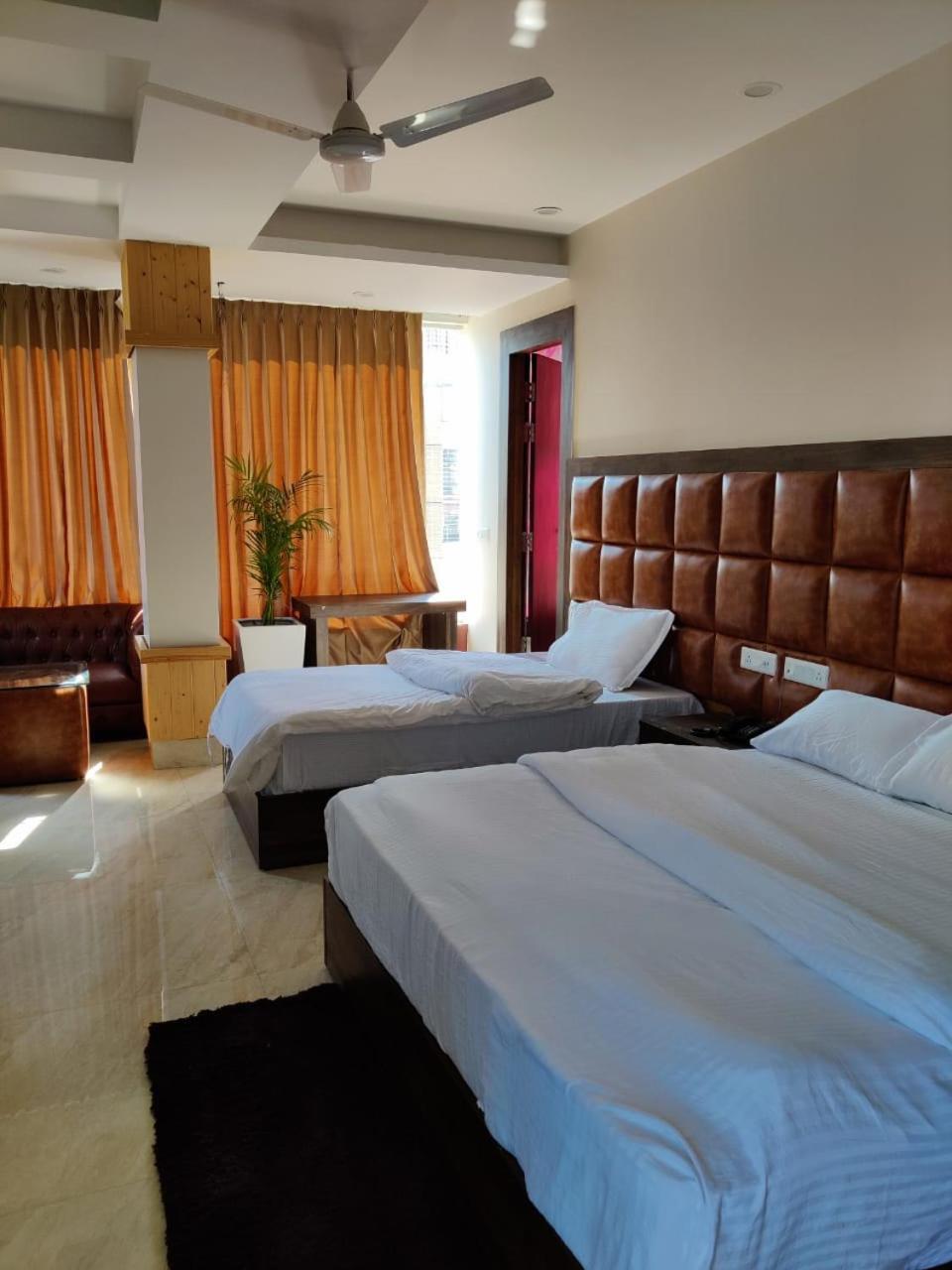 Hotel Maira Дехрадун Екстериор снимка