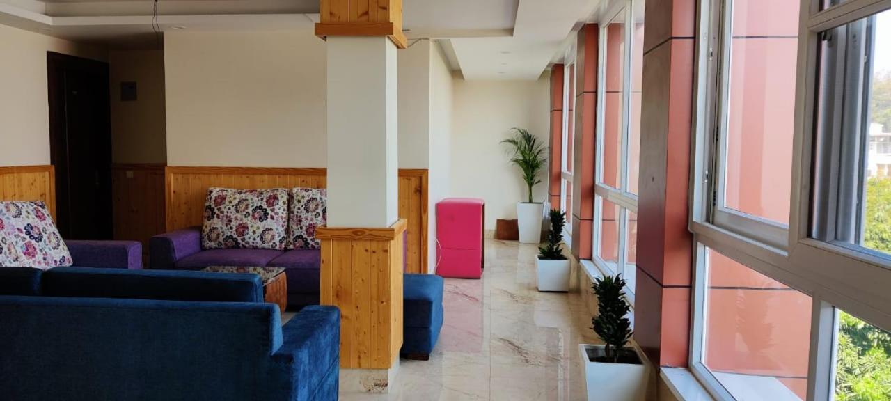 Hotel Maira Дехрадун Екстериор снимка