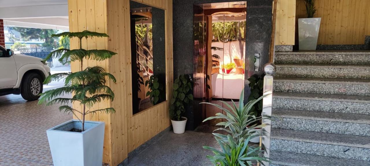 Hotel Maira Дехрадун Екстериор снимка