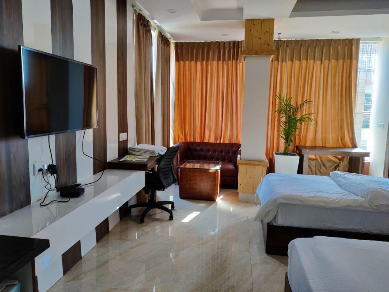 Hotel Maira Дехрадун Екстериор снимка