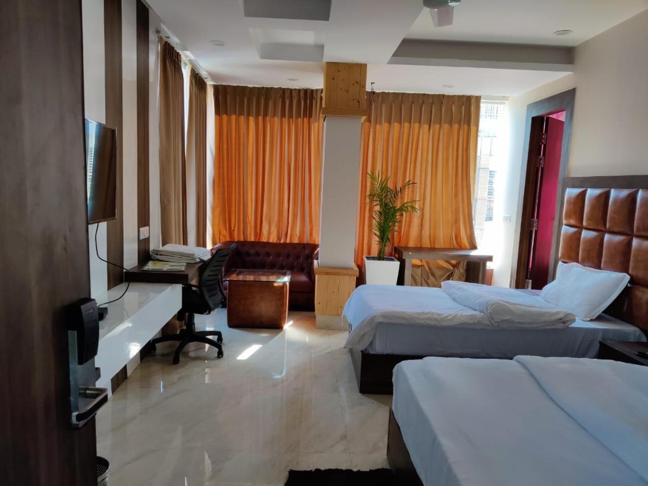 Hotel Maira Дехрадун Екстериор снимка