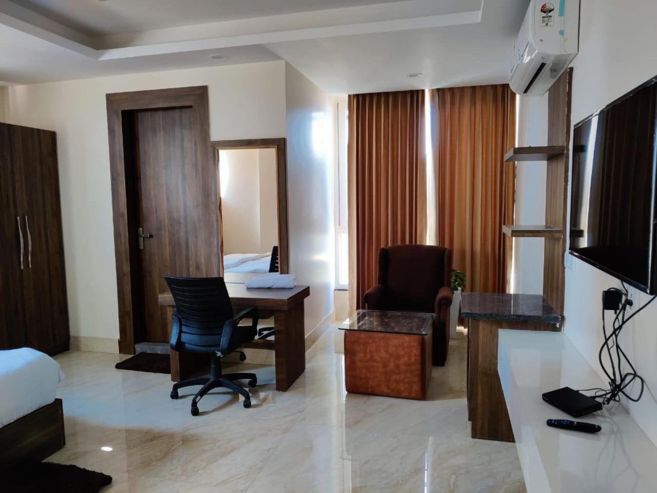 Hotel Maira Дехрадун Екстериор снимка