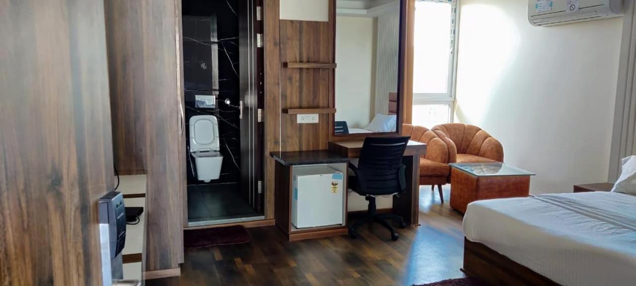 Hotel Maira Дехрадун Екстериор снимка