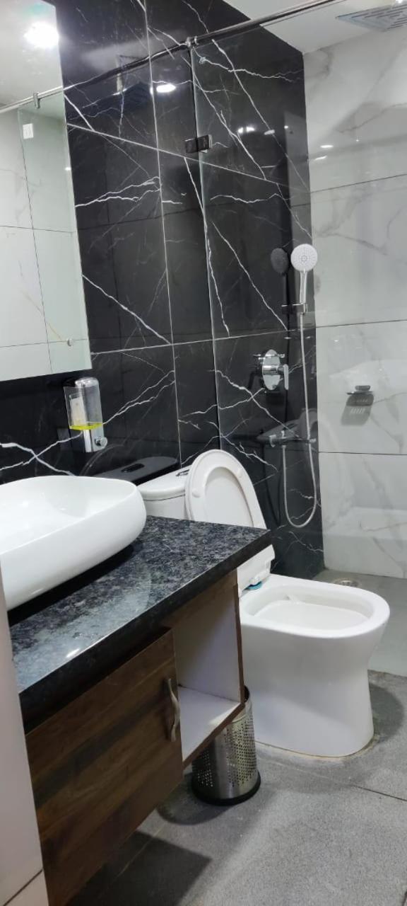 Hotel Maira Дехрадун Екстериор снимка